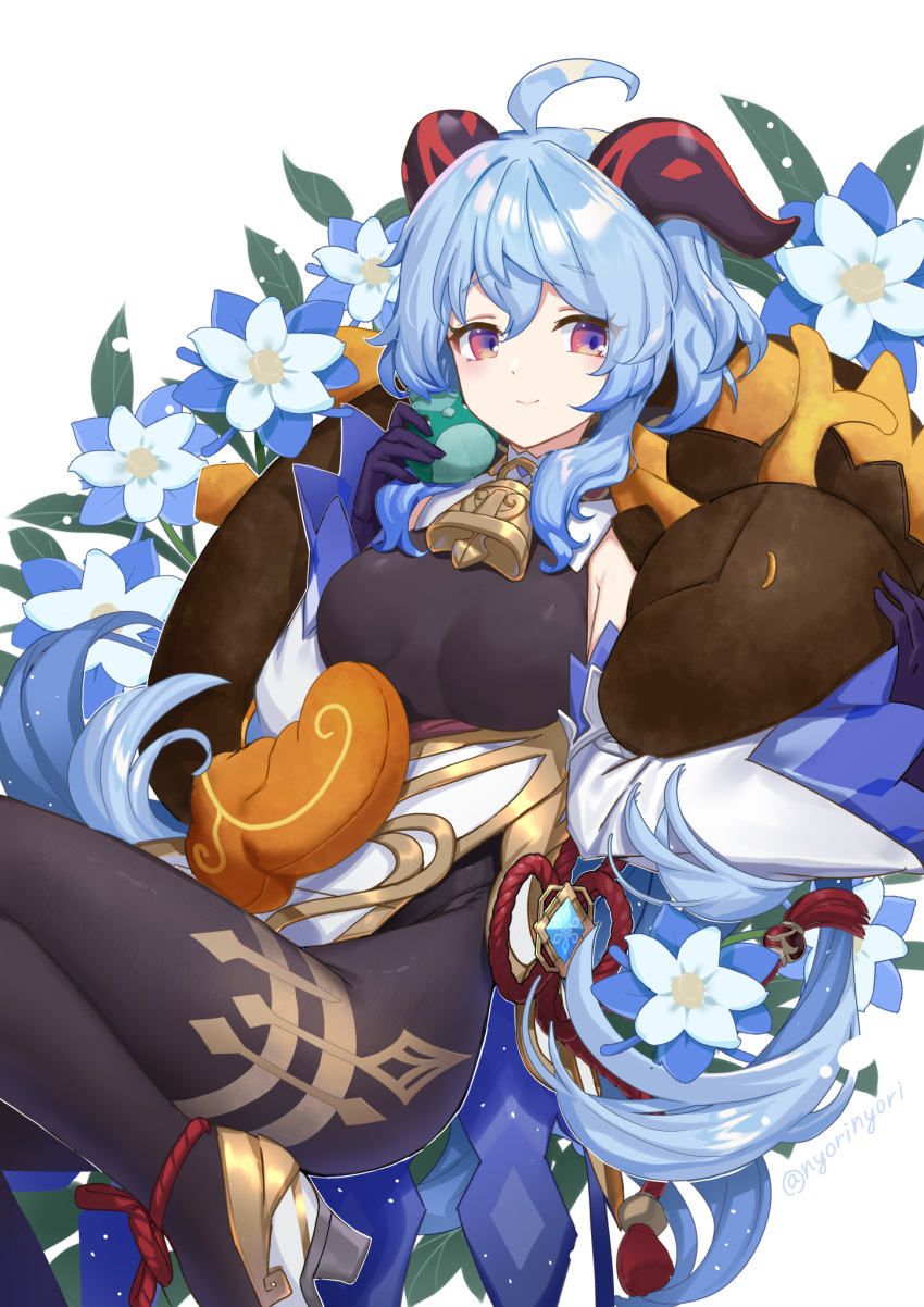 1girl ahoge bell black_bodysuit black_gloves blush bodysuit breasts closed_mouth commentary cowbell detached_sleeves eyebrows_visible_through_hair feet_out_of_frame flower ganyu_(genshin_impact) genshin_impact gloves goat_horns gold_trim hair_between_eyes high_heels highres horns light_blue_hair long_hair looking_at_viewer medium_breasts neck_bell nyori pelvic_curtain sidelocks simple_background skin_tight smile solo stuffed_animal stuffed_dragon stuffed_toy twitter_username violet_eyes vision_(genshin_impact) white_background white_flower white_footwear
