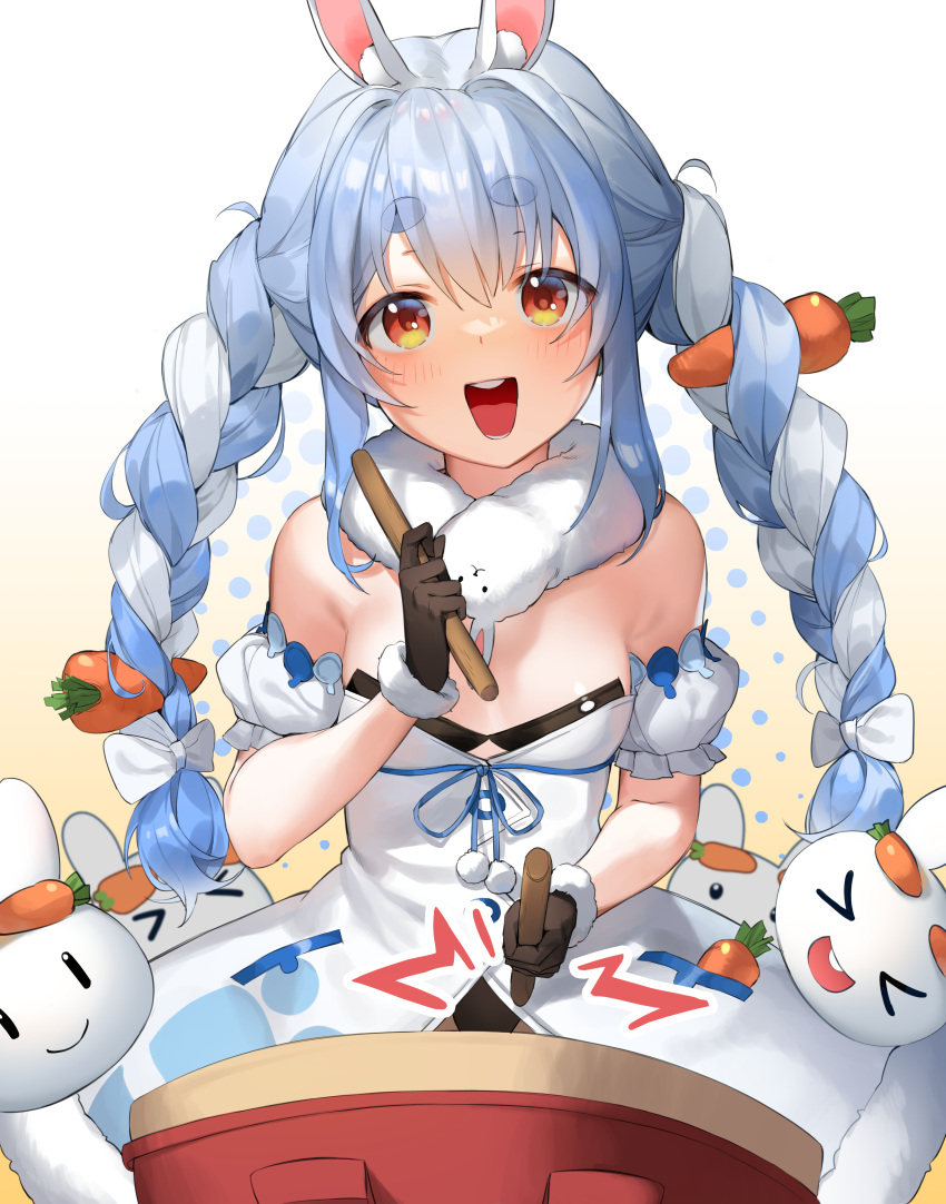 &gt;_&lt; 1girl :d absurdres animal_ear_fluff animal_ears blue_hair blush braid carrot_hair_ornament commentary_request detached_sleeves don-chan_(usada_pekora) dress drum drumsticks food-themed_hair_ornament fur_scarf hair_ornament highres holding holding_drumsticks hololive instrument long_hair looking_at_viewer multicolored_hair nousagi_(usada_pekora) rabbit_ears red_eyes round_teeth short_eyebrows short_sleeves simple_background smile solo strapless strapless_dress teeth thick_eyebrows twin_braids twintails two-tone_hair usada_pekora virtual_youtuber white_dress white_hair wodnjs6712 xd