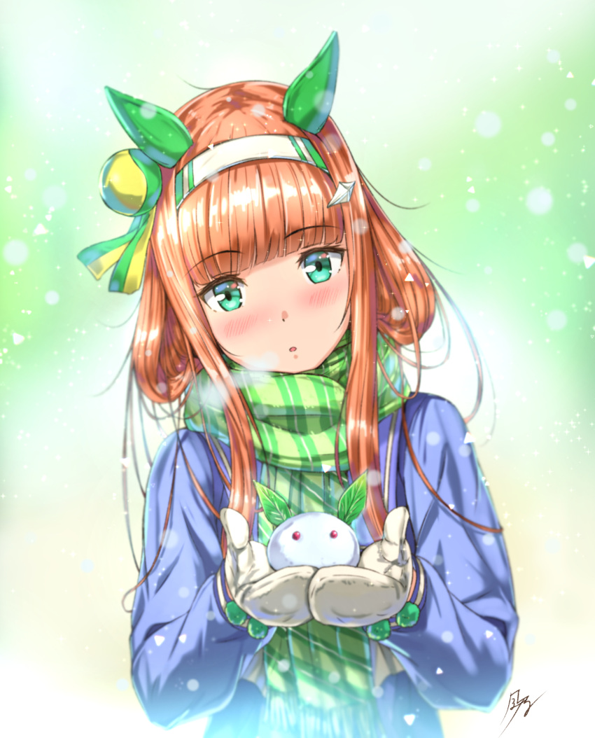 1girl :o animal_ears bangs blunt_bangs blush breath commentary eyebrows_visible_through_hair gradient gradient_background green_eyes green_scarf hair_ornament hairclip headband highres horse_ears horse_girl kazeno long_scarf long_sleeves looking_at_viewer mittens open_mouth orange_hair own_hands_together scarf sidelocks signature silence_suzuka_(umamusume) snow_bunny snowing solo sparkle striped striped_scarf umamusume upper_body