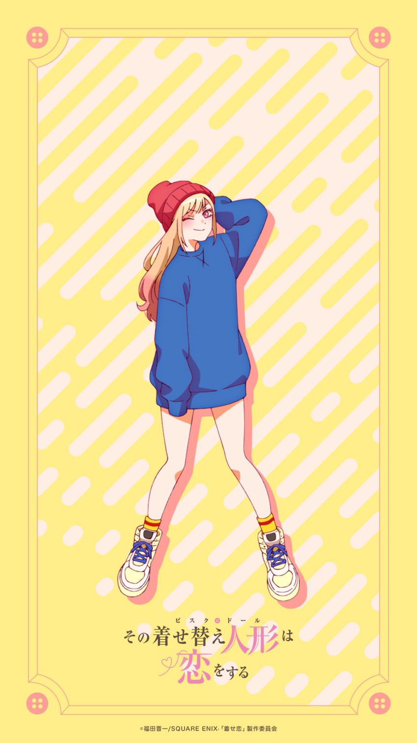 1girl arm_up artist_request bare_shoulders beanie blonde_hair blue_sweater blush hat highres kitagawa_marin long_sleeves multicolored_hair official_art one_eye_closed pink_hair red_eyes red_headwear shoes sleeves_past_fingers sleeves_past_wrists smile socks sono_bisque_doll_wa_koi_wo_suru sweater translation_request