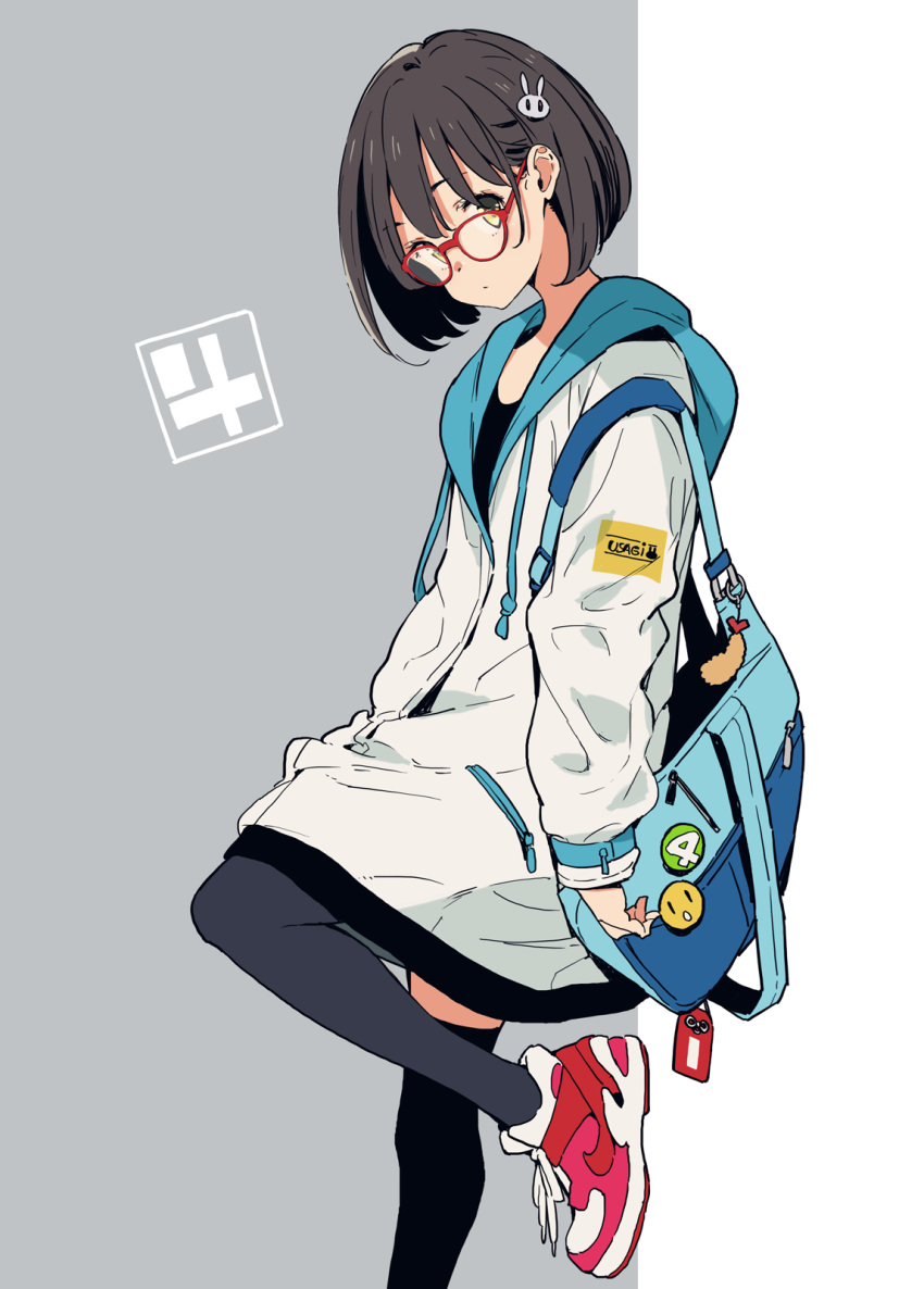 1girl amulet arm_at_side badge bag bag_charm bangs bespectacled black_legwear blue_bag bob_cut brown_hair bunny_hair_ornament button_badge casual charm_(object) closed_mouth clothes_writing dot_nose drawstring expressionless eyebrows_behind_hair foot_out_of_frame from_side glasses grey_background hair_behind_ear hair_between_eyes hair_ornament highres hood hood_down hoodie imigimuru kono_bijutsubu_niwa_mondai_ga_aru! leg_up long_sleeves looking_at_viewer looking_to_the_side official_art omamori pink_footwear red-framed_eyewear red_footwear romaji_text shoelaces shoes short_hair shoulder_bag simple_background sneakers solo standing tareme thigh-highs two-tone_background usami_mizuki white_background white_hoodie yellow_eyes zipper
