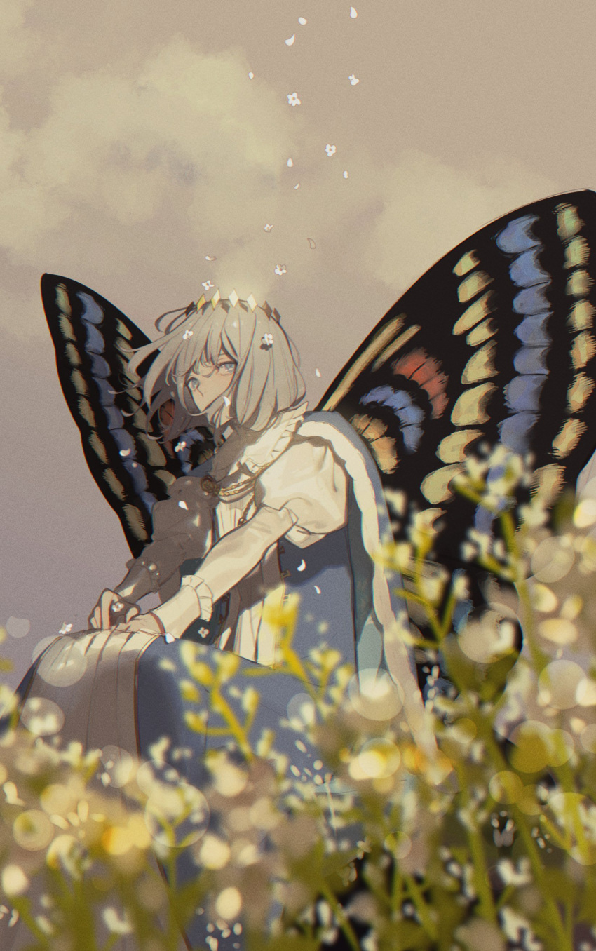 1boy absurdres arthropod_boy bangs blonde_hair blue_eyes butterfly_wings cape commentary_request crown diamond_hairband fate/grand_order fate_(series) fur-trimmed_cape fur_trim highres insect_wings long_hair long_sleeves male_focus oberon_(fate) semi_finalfight solo wings