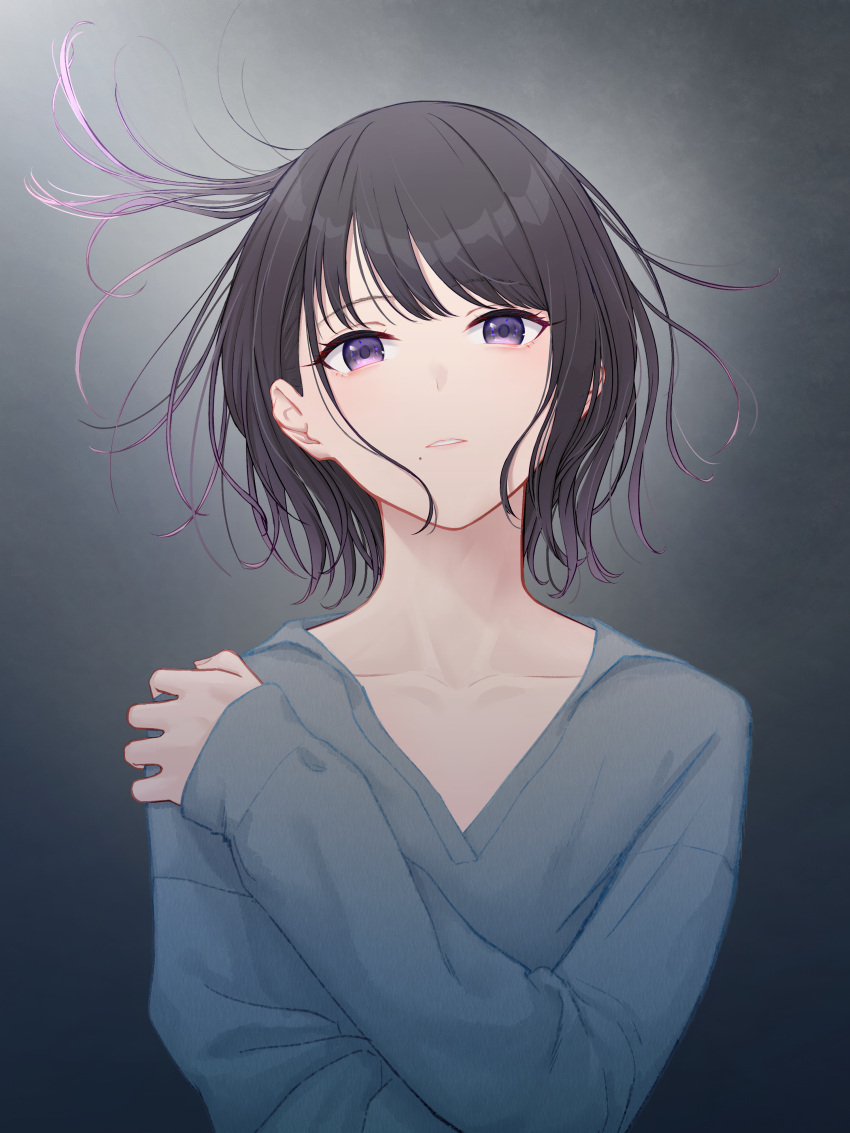 1girl absurdres black_background black_hair collarbone commentary expressionless eyebrows_visible_through_hair floating_hair gradient_hair grey_shirt highres idolmaster idolmaster_shiny_colors kazano_hiori long_sleeves looking_at_viewer mole mole_under_eye multicolored_hair parted_lips purple_hair shirt short_hair sjuno solo two-tone_hair upper_body v-neck violet_eyes
