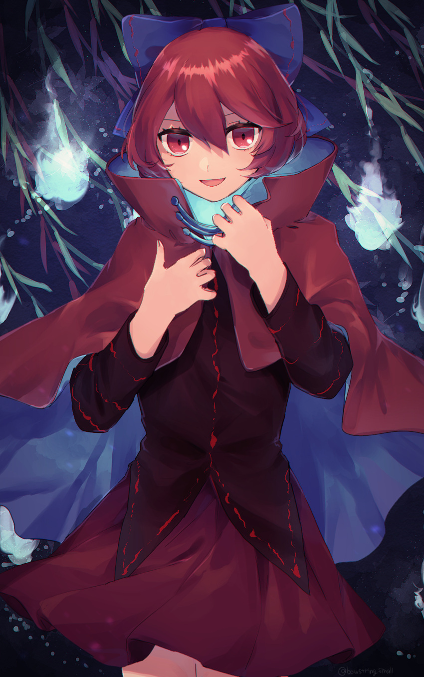 1girl black_shirt blue_bow bow cloak disembodied_head divine_spirit_(touhou) floating_head hair_bow highres koito_(bowstringsmall) long_sleeves looking_at_viewer open_mouth red_cloak red_eyes red_skirt redhead sekibanki sekibanki_day shirt short_hair skirt smile solo touhou willow