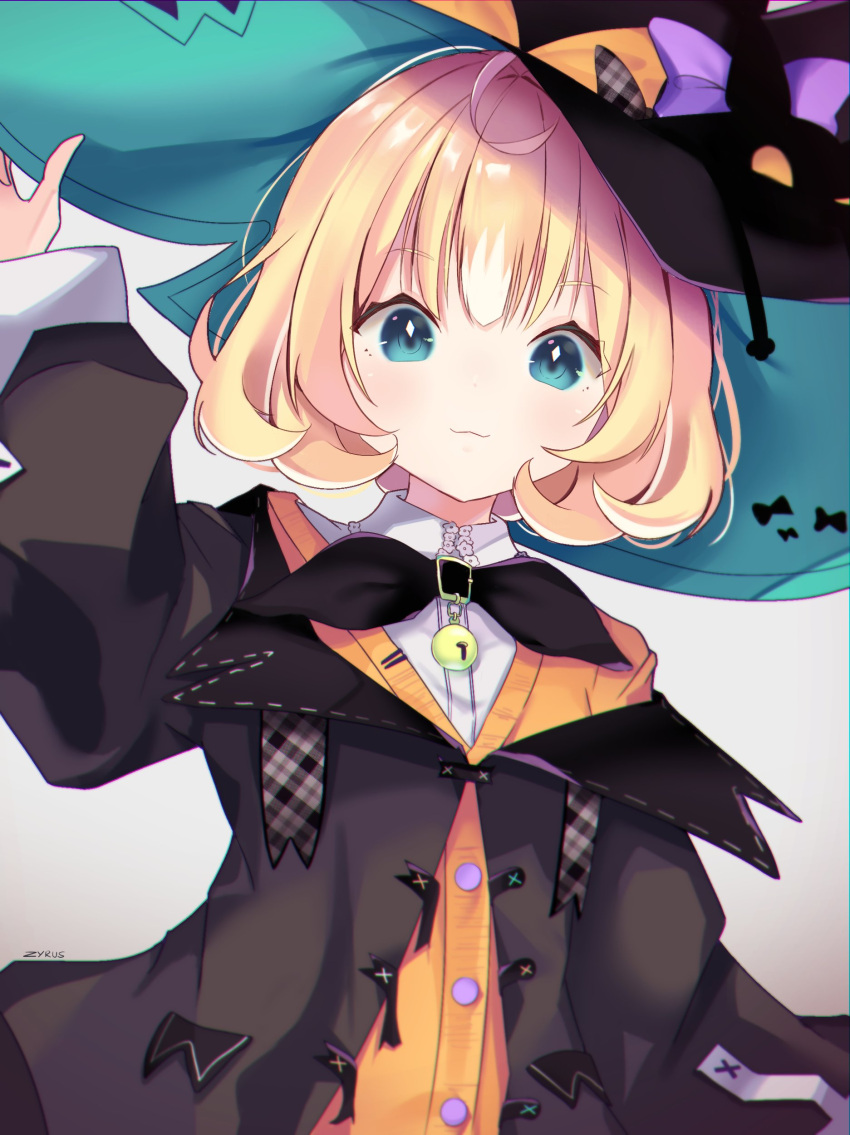 1girl :3 absurdres artist_name bell black_bow black_cat black_headwear black_jacket blonde_hair blue_eyes bow cat english_commentary eyebrows_visible_through_hair flat_chest grey_background hand_on_headwear hat highres jacket lucie_(millie_parfait) millie_parfait nijisanji nijisanji_en off_shoulder orange_sweater short_hair smile solo sweater upper_body virtual_youtuber witch_hat zyrus