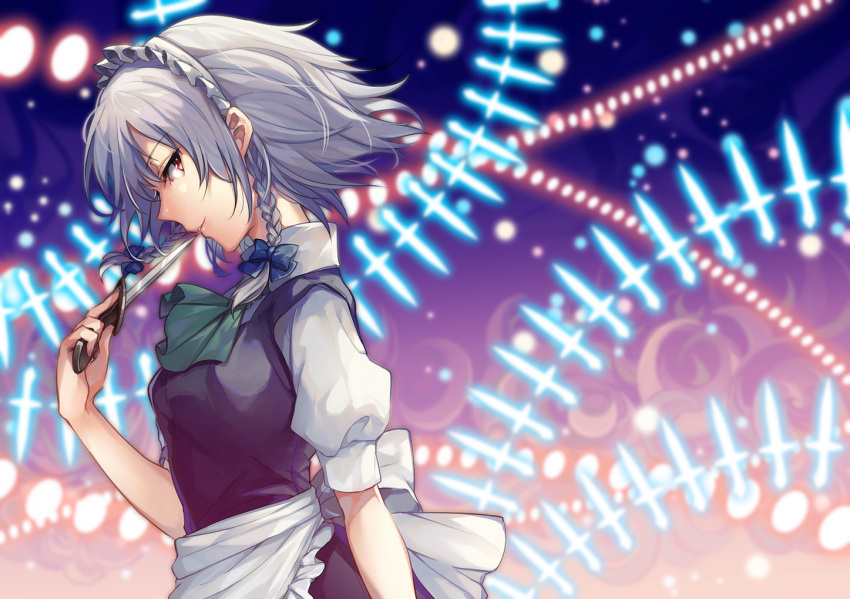 1girl ang apron ascot blue_bow bow braid collared_shirt danmaku eyebrows_visible_through_hair from_side green_ascot hair_bow holding holding_knife holding_weapon izayoi_sakuya knife looking_back maid maid_apron maid_headdress profile red_eyes shirt short_hair silver_hair smile solo throwing_knife touhou twin_braids upper_body waist_apron weapon
