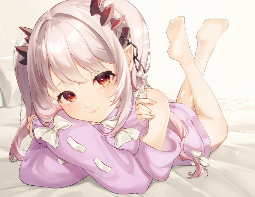 1girl bangs bare_shoulders bow closed_mouth commentary_request crossed_ankles eyebrows_visible_through_hair feet_up full_body highres hiyorou honey_strap horns long_hair long_sleeves looking_at_viewer lying multicolored_hair on_bed on_stomach pointy_ears purple_shirt red_eyes redhead shirt silver_hair sleeves_past_wrists smile solo streaked_hair suou_patra the_pose virtual_youtuber white_bow