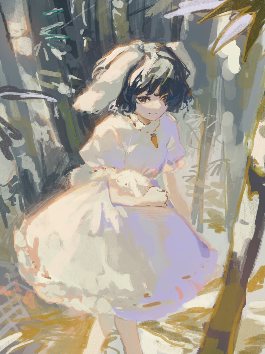 1girl animal_ears bamboo bamboo_forest bangs black_hair brown_eyes carrot_necklace closed_mouth commentary_request dress eyebrows_visible_through_hair forest hand_up highres inaba_tewi jewelry leaf looking_to_the_side nature necklace puffy_short_sleeves puffy_sleeves rabbit_ears rabbit_tail short_hair short_sleeves smile solo standing tail touhou white_dress