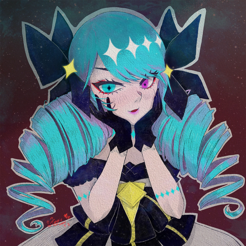 1girl artist_name bangs black_bow black_dress blue_hair blush bow breasts brown_background dress drill_hair fangs ge_tai_(getail) green_eyes grey_dress gwen_(league_of_legends) hair_bow hands_up heterochromia highres league_of_legends long_hair looking_at_viewer open_mouth pink_eyes puffy_short_sleeves puffy_sleeves shiny shiny_hair short_sleeves smile solo twin_drills twintails