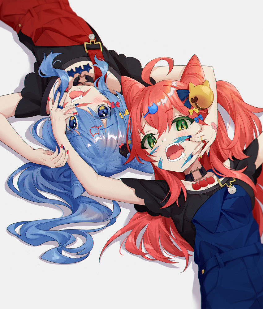 2girls ahoge bell black_shirt blue_bow blue_eyes blue_hair blue_nails bow cat_hair_ornament chobi_(penguin_paradise) commentary drooling fangs green_eyes grey_background hair_bell hair_bow hair_cones hair_ornament hairclip highres hololive hoshimachi_suisei jingle_bell long_hair lying multicolored_nails multiple_girls nail_polish on_back one_side_up open_mouth overalls red_bow red_nails redhead sakura_miko saliva shirt short_sleeves symbol-only_commentary very_long_hair virtual_youtuber yellow_bow
