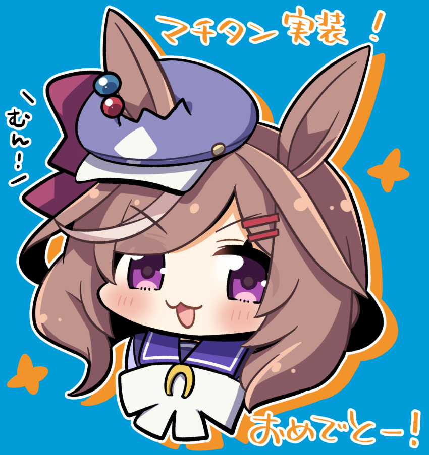 1girl :3 :d animal_ears bangs blue_background blue_headwear blush bow brown_hair cabbie_hat commentary_request cropped_torso drop_shadow ears_through_headwear eyebrows_visible_through_hair hair_ornament hairclip hat highres horse_ears long_hair looking_at_viewer matikane_tannhauser_(umamusume) multicolored_hair plover purple_shirt school_uniform shirt smile solo streaked_hair tracen_school_uniform translation_request umamusume upper_body v-shaped_eyebrows violet_eyes white_bow white_hair