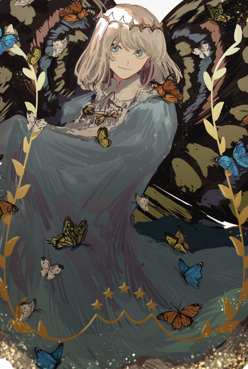 1boy arthropod_boy bangs blue_eyes bug butterfly butterfly_wings cape cloak closed_mouth crown diamond_hairband fate/grand_order fate_(series) fur-trimmed_cape fur-trimmed_cloak fur_trim grey_hair highres insect_wings light_smile long_hair long_sleeves looking_at_viewer male_focus nooos oberon_(fate) shirt smile solo star_(symbol) type-moon upper_body white_shirt wings