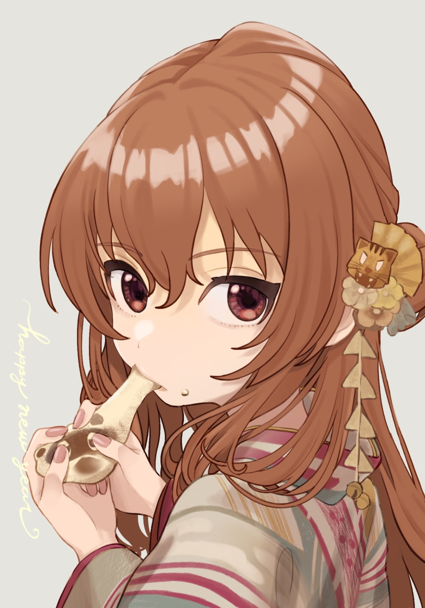1girl aisaka_taiga bangs brown_hair commentary_request eating food food_on_face gradient gradient_background hair_between_eyes hair_ornament highres holding holding_food japanese_clothes kimono long_hair looking_at_viewer looking_back nail_polish palmtop_tiger pink_nails red_eyes solo tanupon toradora! upper_body yukata