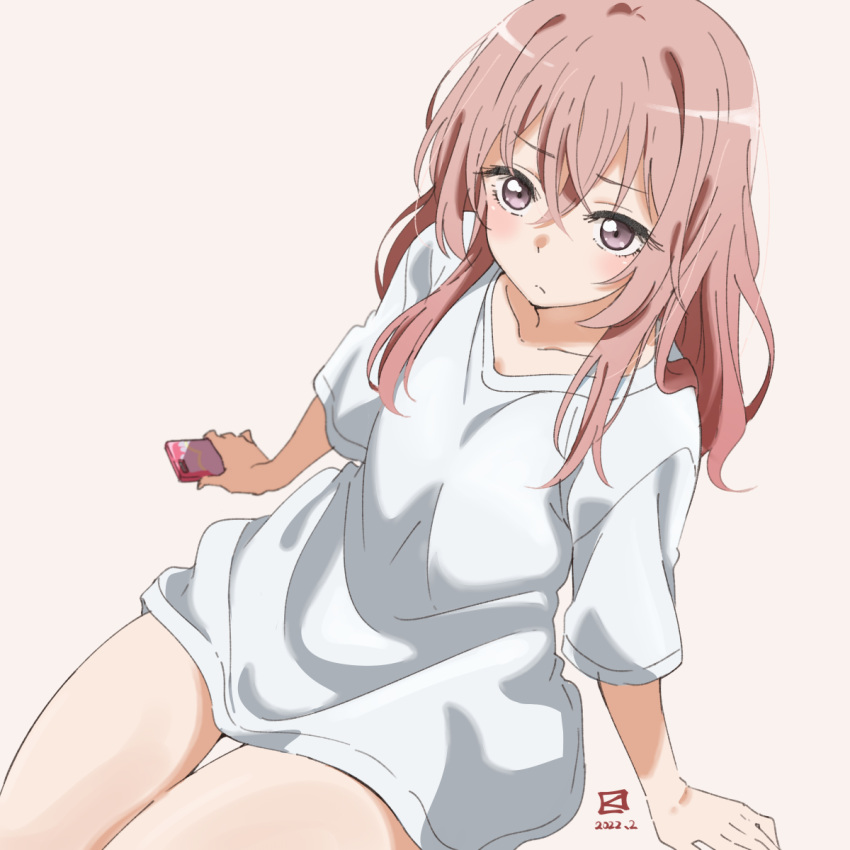1girl :/ arm_support bangs bare_legs blush cellphone commentary_request crossed_bangs dated hair_between_eyes highres holding holding_phone inui_sajuna long_hair miyahara_takuya phone pink_hair shirt simple_background sitting smartphone solo sono_bisque_doll_wa_koi_wo_suru t-shirt thigh_gap violet_eyes white_shirt