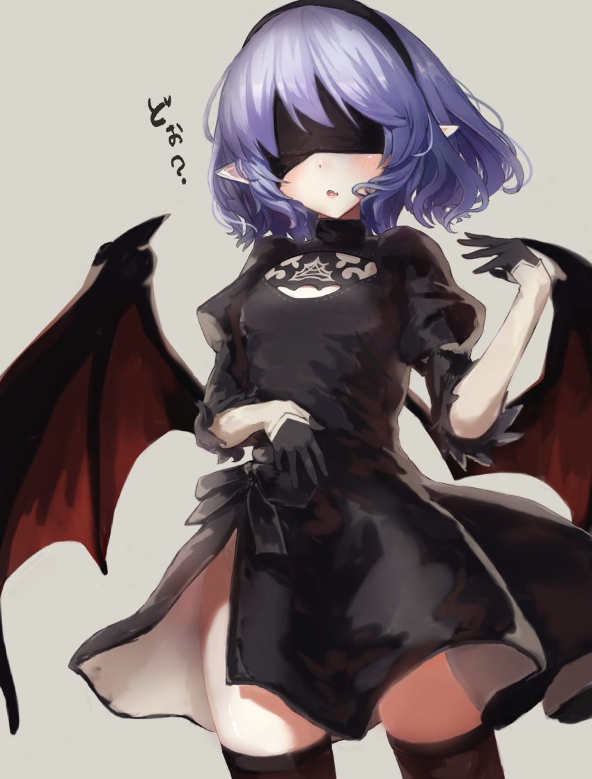 1girl alternate_costume arm_up bangs bat_wings black_blindfold black_dress black_gloves black_headband black_legwear black_ribbon blindfold blush bob_cut breasts chestnut_mouth commentary_request cosplay dress ei_tantan fang feet_out_of_frame gloves grey_background half_gloves headband highres juliet_sleeves long_sleeves looking_at_viewer medium_breasts nier_(series) nier_automata one_eye_covered open_mouth over-kneehighs pointy_ears puffy_sleeves purple_hair remilia_scarlet ribbon short_hair side_slit silver_hair skin_fang solo standing sword thigh-highs touhou weapon wings yorha_no._2_type_b yorha_no._2_type_b_(cosplay)