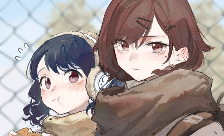2girls :t black_hair blurry brown_hair burger chain-link_fence dark_blue_hair depth_of_field earmuffs eating fence flying_sweatdrops food fukumaru_koito hair_ornament hairclip highres higuchi_madoka holding holding_food idolmaster idolmaster_shiny_colors looking_at_viewer looking_to_the_side mole mole_under_eye multiple_girls outdoors red_eyes scarf short_hair twintails upper_body violet_eyes zhili_xingzou