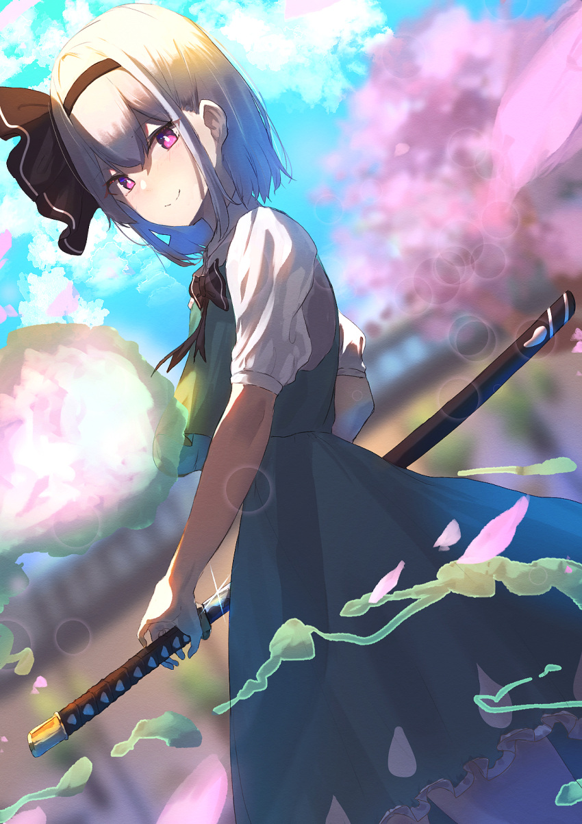 1girl 38_(sanjuuhachi) black_bow black_hairband blue_sky blurry blurry_background bokeh bow cherry_blossoms closed_mouth commentary day depth_of_field dutch_angle green_shirt green_skirt hair_bow hairband highres holding holding_sword holding_weapon katana konpaku_youmu looking_at_viewer outdoors pink_eyes ready_to_draw shirt short_hair short_sleeves silver_hair skirt sky smile solo sword touhou two-tone_shirt weapon white_shirt