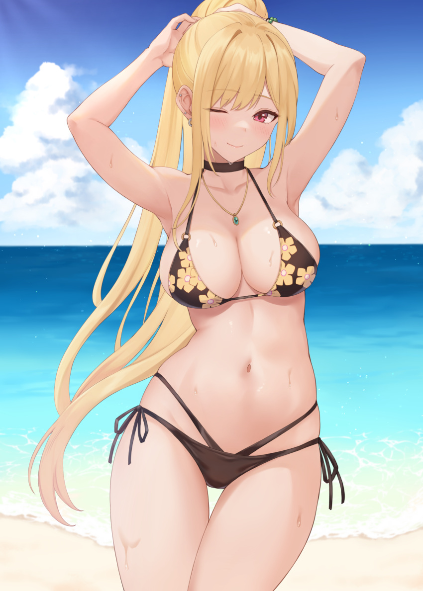 1girl armpits arms_up beach bikini black_bikini black_choker blonde_hair blush breasts choker closed_mouth cowboy_shot ear_piercing earrings eyebrows_visible_through_hair floral_print gold_necklace highres jewelry kitagawa_marin large_breasts long_hair looking_at_viewer navel necklace ocean one_eye_closed piercing ponytail red_eyes sand side-tie_bikini smile solo sono_bisque_doll_wa_koi_wo_suru stomach swimsuit terry_(pixiv3274443) thigh_gap very_long_hair wet