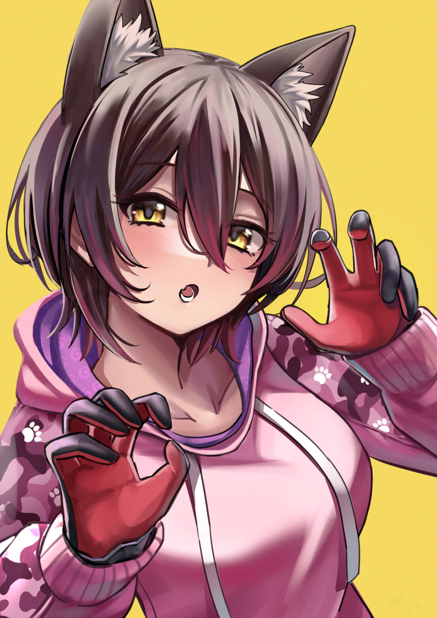 1girl :o absurdres animal_ear_fluff animal_ears bangs black_gloves blush breasts brown_hair cat_ears claw_pose commentary extra_ears eyebrows_visible_through_hair gloves hair_between_eyes highres hololive hood hood_down hoodie long_sleeves looking_at_viewer multicolored_hair pink_hoodie roboco-san simple_background solo streaked_hair virtual_youtuber white_hair wszkii yellow_background yellow_eyes