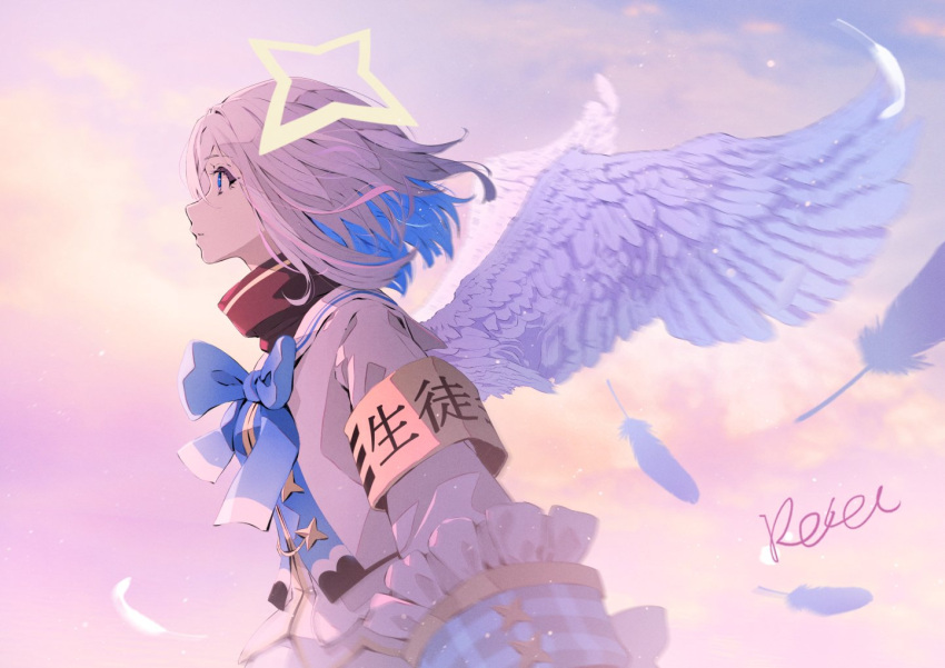1girl amane_kanata angel_wings armband bangs black_shirt blue_bow blue_eyes blue_hair bow closed_mouth clouds cloudy_sky commentary_request day eyebrows_visible_through_hair feathered_wings feathers frilled_sleeves frills grey_hair grey_jacket hair_between_eyes hololive hoshizaki_reita jacket multicolored_hair outdoors shirt signature sky solo two-tone_hair white_feathers white_wings wings