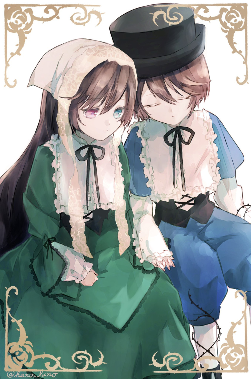 artist_name black_headwear brown_hair clenched_hand closed_eyes dress green_dress green_eyes hano_luno hat heterochromia highres holding_hands long_hair long_sleeves red_eyes rozen_maiden short_hair simple_background sitting suiseiseki