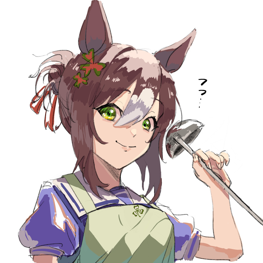 1girl animal_ears apron bangs brown_hair closed_mouth clover_hair_ornament fine_motion_(umamusume) green_apron green_eyes hair_between_eyes hair_bun hair_ornament hand_up highres holding holding_ladle horse_ears ladle lips looking_at_viewer makasero multicolored_hair puffy_short_sleeves puffy_sleeves purple_shirt sailor_collar shirt short_sleeves simple_background smile solo sound_effects two-tone_hair umamusume upper_body white_background
