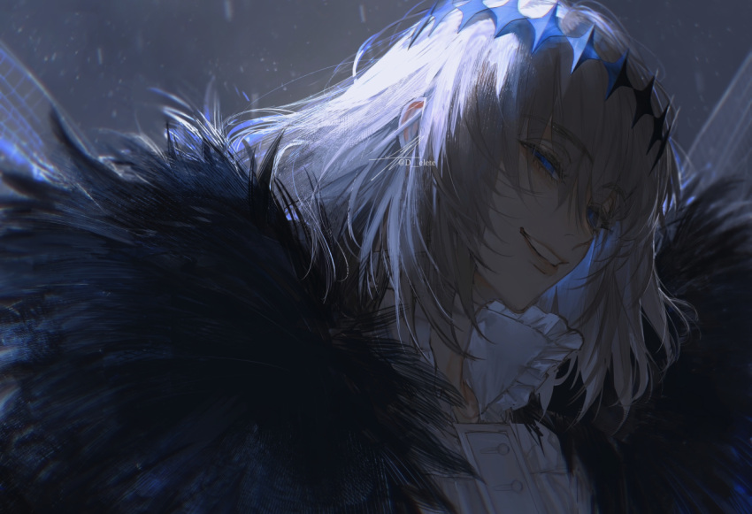1boy arthropod_boy artist_name au_(d_elite) bangs blue_eyes cape cloak crown dark_persona diamond_hairband face fate/grand_order fate_(series) fur-trimmed_cape fur-trimmed_cloak fur_trim grey_hair insect_wings long_sleeves looking_at_viewer male_focus oberon_(fate) shirt signature smile solo spoilers twitter_username white_shirt wings