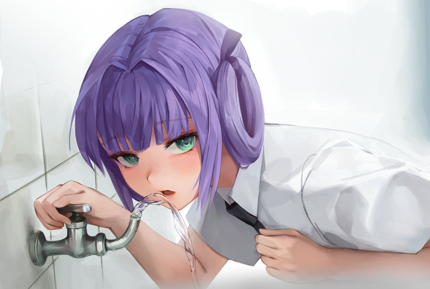 1girl bangs black_necktie borrowed_character collared_shirt commentary eyebrows_visible_through_hair faucet green_eyes hair_rings highres llttyyyuu looking_at_viewer necktie original parted_lips purple_hair shirt short_hair short_sleeves solo upper_body water white_shirt