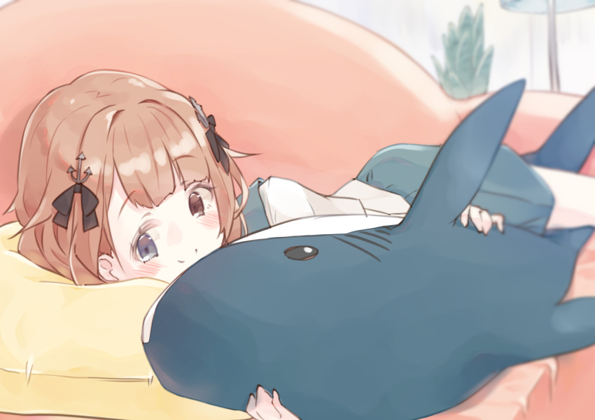 1girl amagase_misaki anchor_hair_ornament black_bow blue_eyes blush bow brown_eyes brown_hair closed_mouth couch eyebrows_visible_through_hair hair_bow hair_ornament heterochromia highres indie_virtual_youtuber lamp lying on_side peko_pekon pillow plant potted_plant smile solo stuffed_animal stuffed_shark stuffed_toy virtual_youtuber
