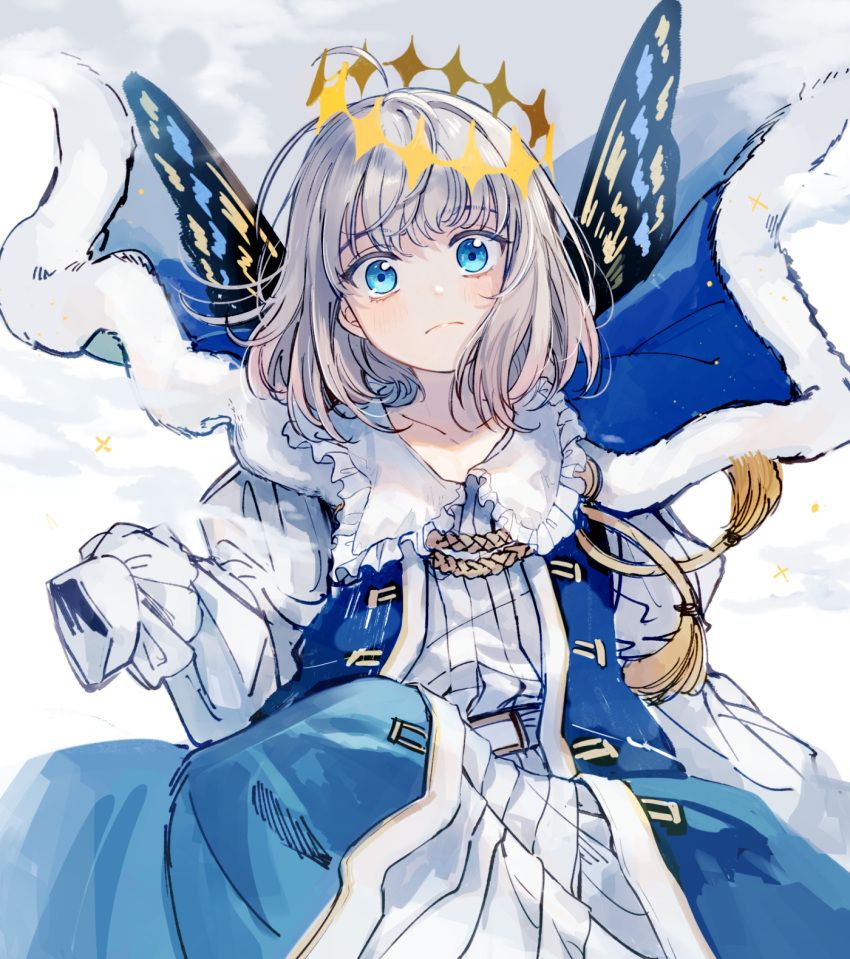 1boy arthropod_boy bangs blue_cape blue_eyes bug butterfly butterfly_wings cape child chinese_commentary cloak crown diamond_hairband english_commentary fate/grand_order fate_(series) fur-trimmed_cloak fur_trim gold_trim grey_hair highres insect_wings light_blush light_particles long_sleeves looking_at_viewer male_focus medium_hair oberon_(fate) oversized_clothes puffy_sleeves solo tassel weii2021 white_fur white_hair wings younger