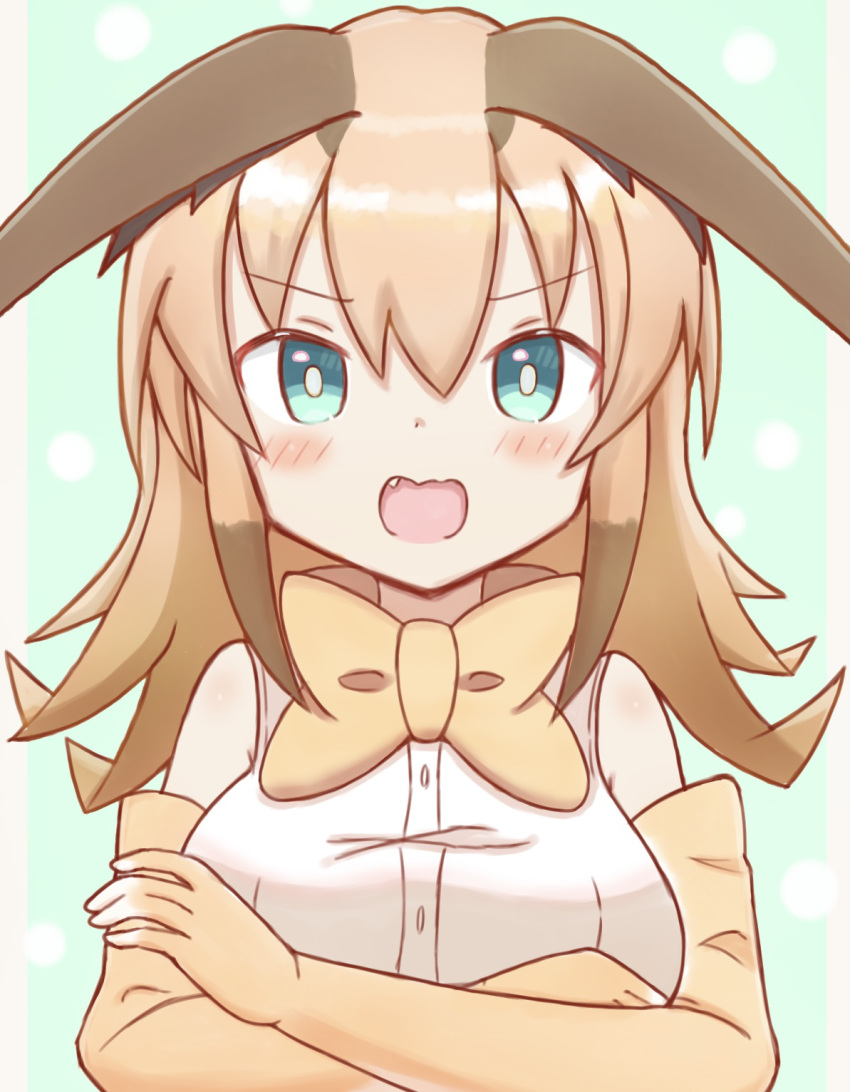 1girl animal_ears bangs bare_shoulders blush bow bowtie breasts brown_bow brown_bowtie brown_gloves brown_hair caracal_(kemono_friends) commentary_request crossed_arms elbow_gloves eyebrows_visible_through_hair fang gloves green_background green_eyes hair_between_eyes highres kemono_friends long_hair looking_at_viewer medium_breasts multicolored_hair open_mouth shirt sleeveless sleeveless_shirt solo sunanuko_(ramuneko) two-tone_hair upper_body wavy_mouth white_shirt