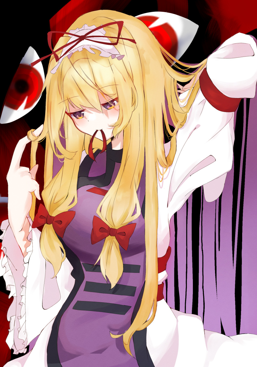 1girl arm_behind_head arm_garter arm_up bangs blonde_hair breasts commentary_request dress expressionless eyebrows_visible_through_hair frilled_hairband frilled_sleeves frills gap_(touhou) hair_tie hair_tie_in_mouth hair_twirling hairband highres large_breasts long_hair mouth_hold multicolored_eyes nuts_syake red_eyes red_ribbon ribbon sidelocks solo standing tabard touhou very_long_hair white_dress white_hairband wide_sleeves yakumo_yukari