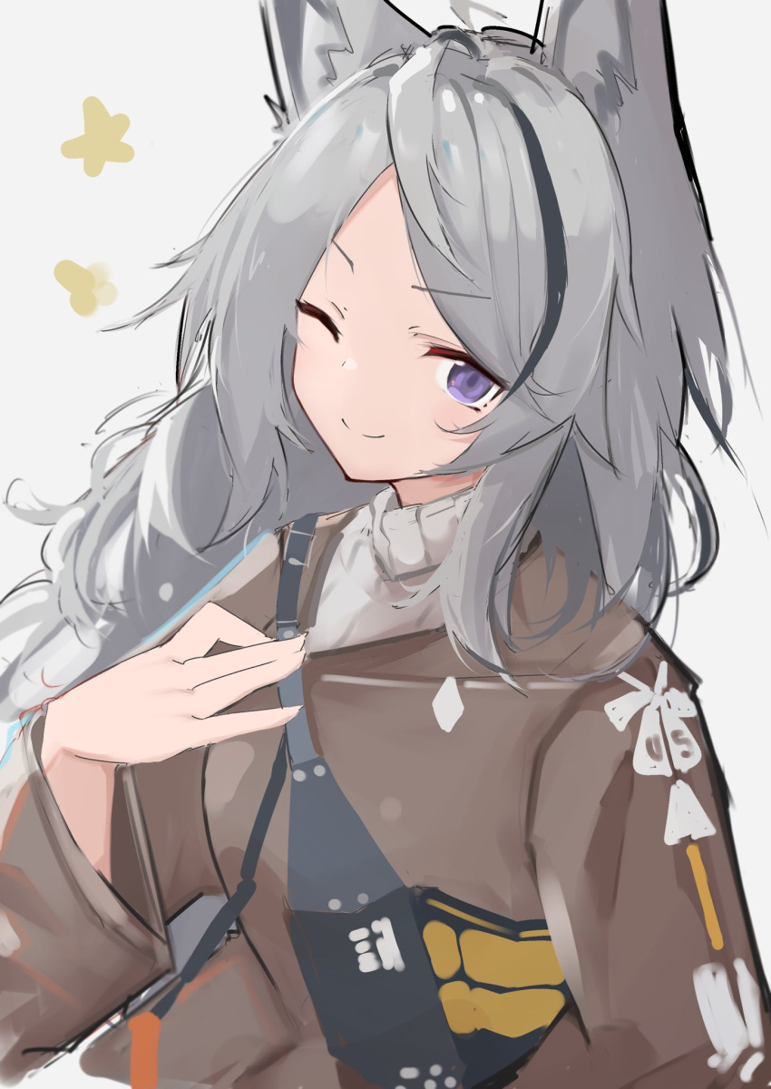 1girl ;) animal_ear_fluff animal_ears arknights asususususu bangs black_hair brown_jacket closed_mouth commentary_request grani_(arknights) grey_background grey_hair grey_sweater hand_up highres jacket long_sleeves looking_at_viewer multicolored_hair one_eye_closed parted_bangs ribbed_sweater simple_background smile solo streaked_hair sweater turtleneck turtleneck_sweater upper_body violet_eyes wide_sleeves