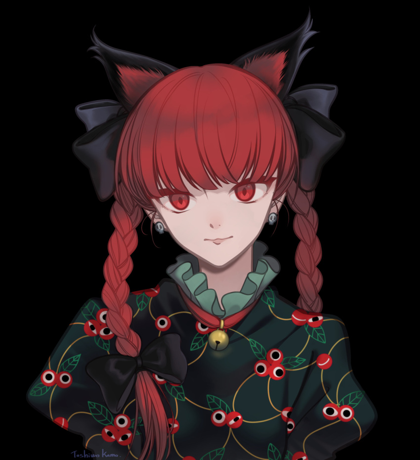 1girl animal_ear_fluff animal_ears bangs bell black_bow blunt_bangs bow braid cat_ears closed_mouth commentary dress ear_piercing extra_ears floral_print green_dress hair_bow highres jingle_bell kaenbyou_rin lips long_hair looking_at_viewer neck_bell piercing red_eyes redhead slit_pupils solo toshio touhou twin_braids upper_body