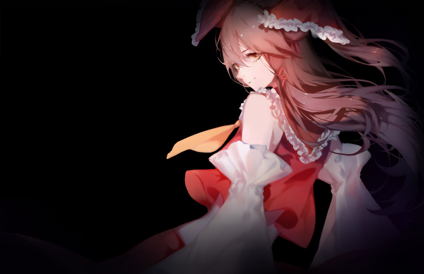 1girl arms_at_sides ascot black_background bow brown_eyes brown_hair closed_mouth detached_sleeves edel_(qi--yu) floating_hair frilled_bow frilled_shirt_collar frills from_side hair_bow hair_ribbon hakurei_reimu long_hair long_sleeves looking_at_another looking_at_viewer red_bow red_ribbon red_skirt red_vest ribbon simple_background skirt skirt_set smile solo symbol-only_commentary touhou tsurime vest wide_sleeves yellow_ascot