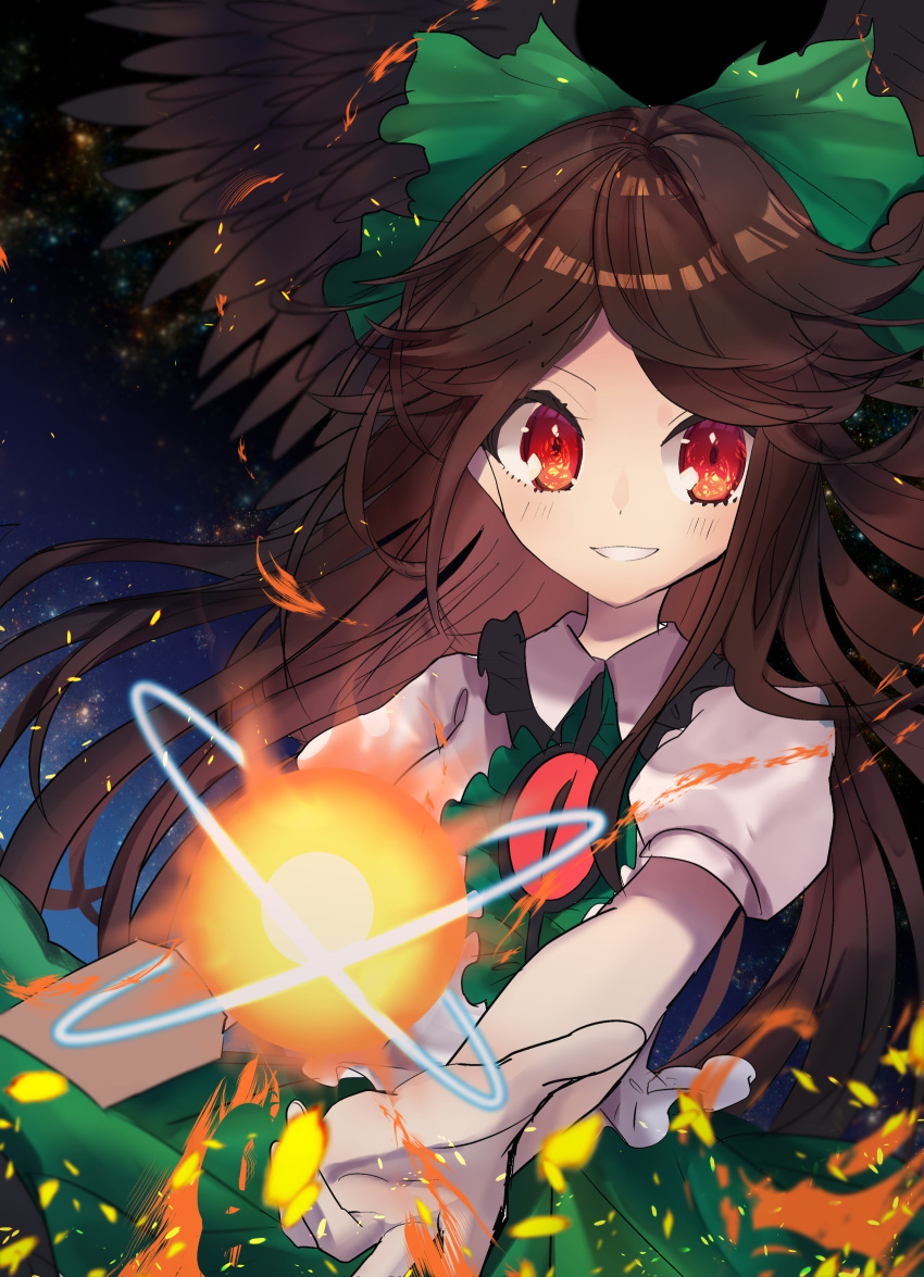 1girl arm_cannon bangs bird_wings blush bow brown_hair brown_wings collared_shirt commentary embers eyebrows_behind_hair feathered_wings floating_hair frilled_shirt_collar frills green_bow hair_bow highres long_hair looking_at_viewer open_hand outstretched_arm parted_bangs puffy_short_sleeves puffy_sleeves red_eyes reiuji_utsuho shirt short_sleeves smile solo sun teeth third_eye touhou tsukikusa upper_body weapon white_shirt wings