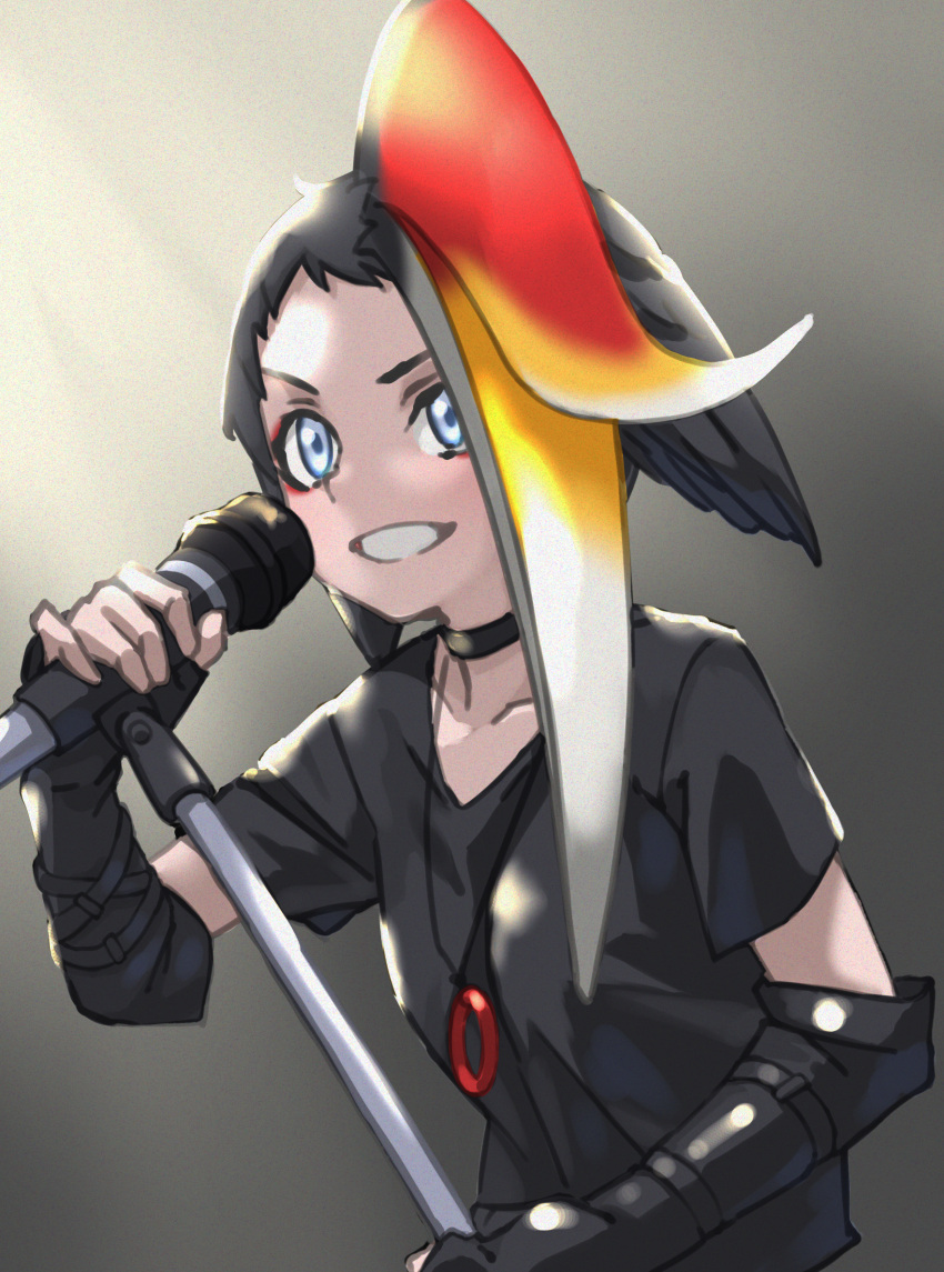 1girl asymmetrical_bangs bangs black_choker black_gloves black_hair black_shirt blonde_hair blue_eyes choker collarbone commentary elbow_gloves fingerless_gloves gloves gradient gradient_background gradient_hair grey_background grin head_wings highres holding holding_microphone_stand kemono_friends long_bangs looking_away microphone microphone_stand multicolored_hair redhead rhinoceros_hornbill_(kemono_friends) shirt short_hair short_sleeves simple_background smile solo tanabe_(fueisei) upper_body white_hair