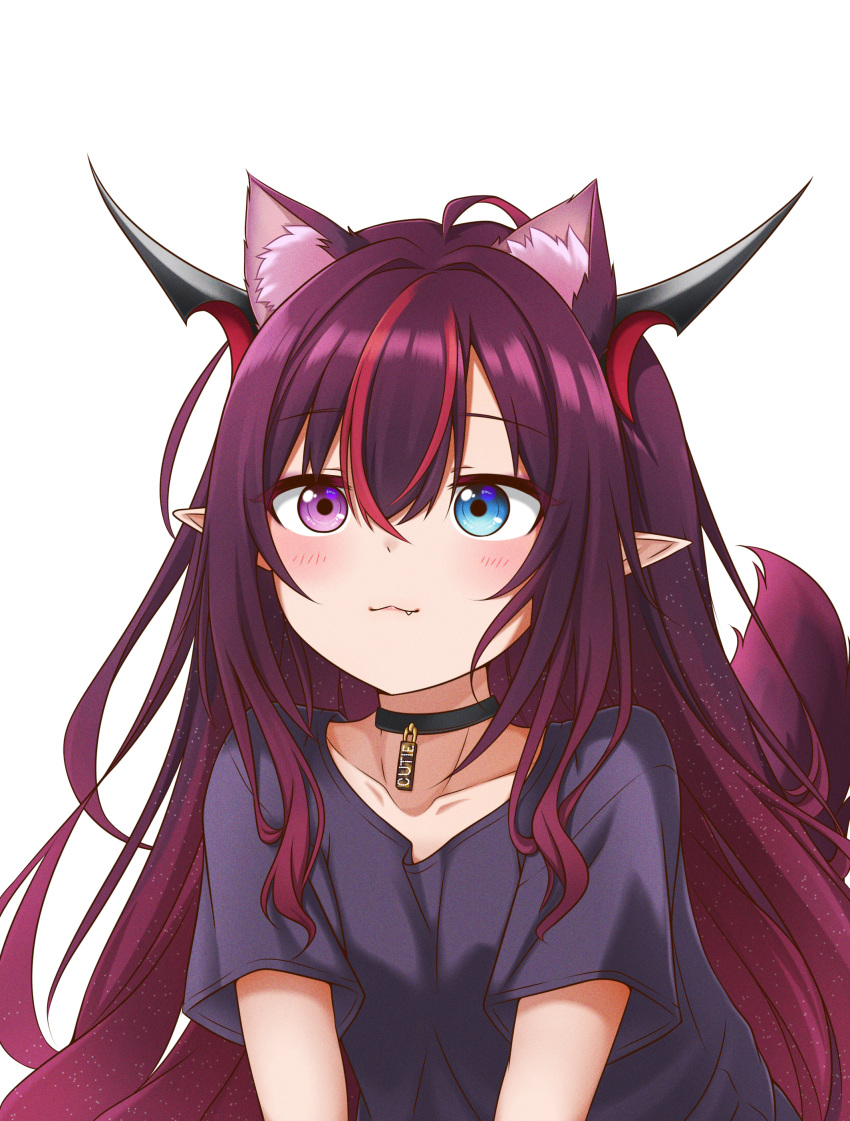1girl :3 absurdres ahoge animal_ear_fluff animal_ears bangs black_collar black_shirt blue_eyes collar collarbone eyebrows_visible_through_hair fang fang_out hair_between_eyes heterochromia highres hololive hololive_english horns irys_(hololive) jan_azure kemonomimi_mode long_hair multicolored_hair pointy_ears purple_hair redhead shirt short_sleeves simple_background smile solo streaked_hair tail two-tone_hair violet_eyes virtual_youtuber white_background