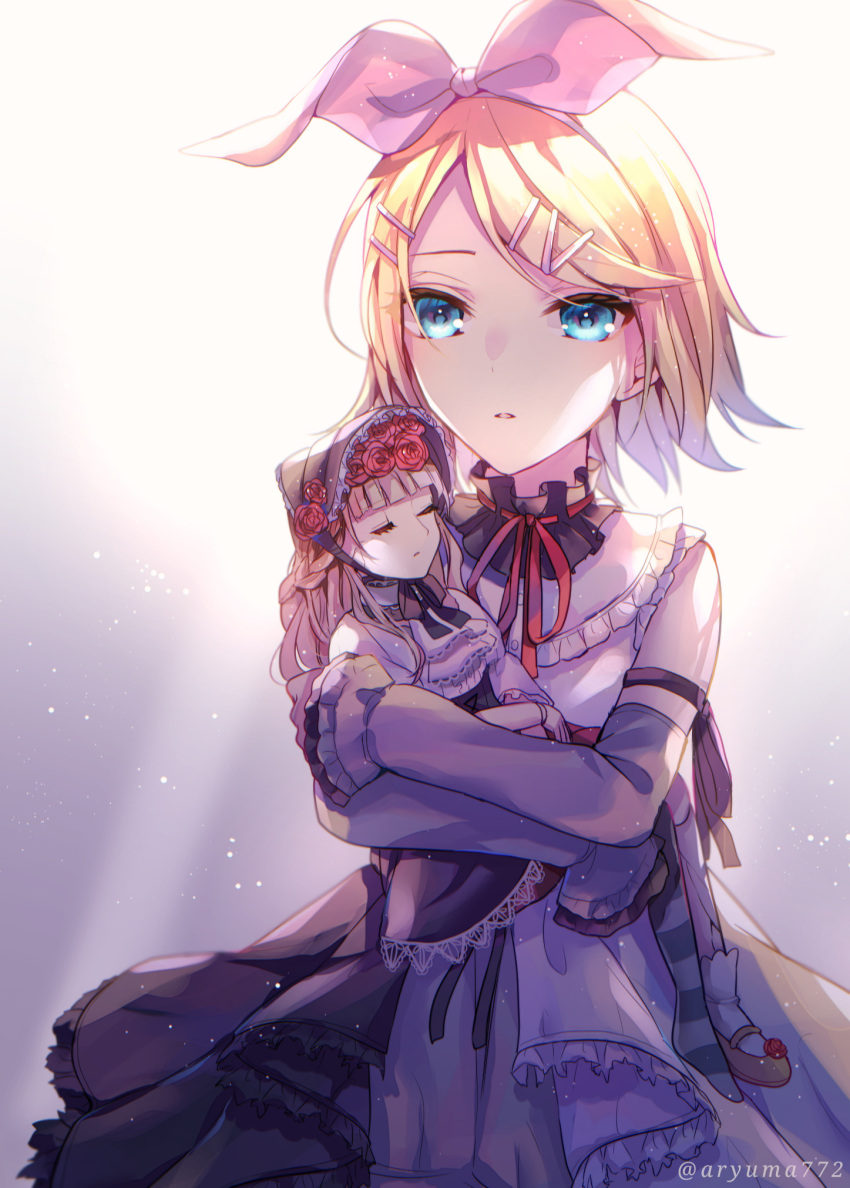 1girl aryuma772 bangs blonde_hair blue_eyes bow bow_hairband detached_collar detached_sleeves doll grey_sleeves hair_bow hairband highres holding holding_doll kagamine_rin long_sleeves neck_ribbon parted_lips red_ribbon ribbon short_hair sleeves_past_wrists solo striped striped_legwear swept_bangs twitter_username vocaloid white_bow white_hairband