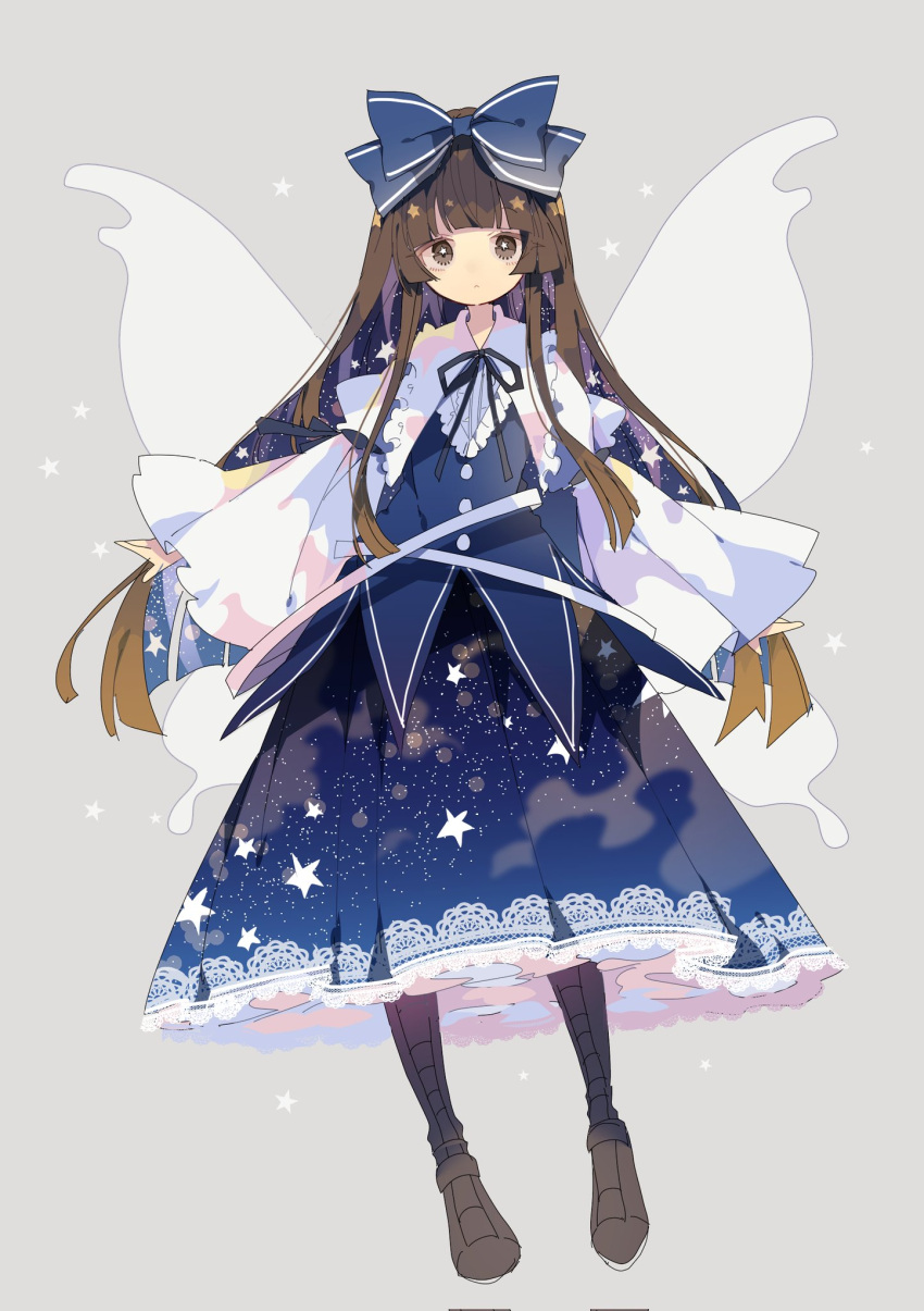 1girl bangs blue_bow blue_dress blunt_bangs boots bow brown_eyes brown_footwear brown_hair buttons closed_mouth dress eyebrows_visible_through_hair fairy fairy_wings full_body grey_background hair_bow highres long_hair long_sleeves nikorashi-ka one-hour_drawing_challenge simple_background solo star_sapphire touhou wide_sleeves wings