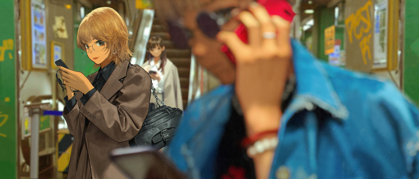 1boy 2girls bag black_shirt blue_jacket blurry blurry_background blurry_foreground brown_coat brown_eyes brown_hair cellphone closed_mouth coat commentary depth_of_field earrings glasses handbag highres holding holding_phone jacket jacket_on_shoulders jewelry long_hair long_sleeves looking_at_viewer multiple_girls original phone red_lips shirt short_hair smartphone smile symbol-only_commentary tinted_eyewear train_station_platform upper_body wang-xi white_shirt