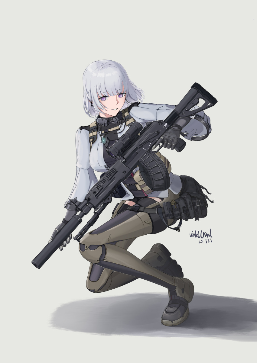 1girl absurdres ammunition_belt ammunition_pouch artist_name bangs black_gloves boots breasts brown_footwear dated defy_(girls'_frontline) eyebrows_visible_through_hair full_body girls_frontline gloves gun hair_ornament hairclip highres holding holding_gun holding_weapon kalashnikov_rifle large_breasts looking_at_viewer machine_gun one_knee open_mouth parted_lips pouch rpk-16 rpk-16_(girls'_frontline) short_hair silver_hair simple_background smile solo tactical_clothes teeth thigh-highs thigh_boots violet_eyes violetcreed weapon