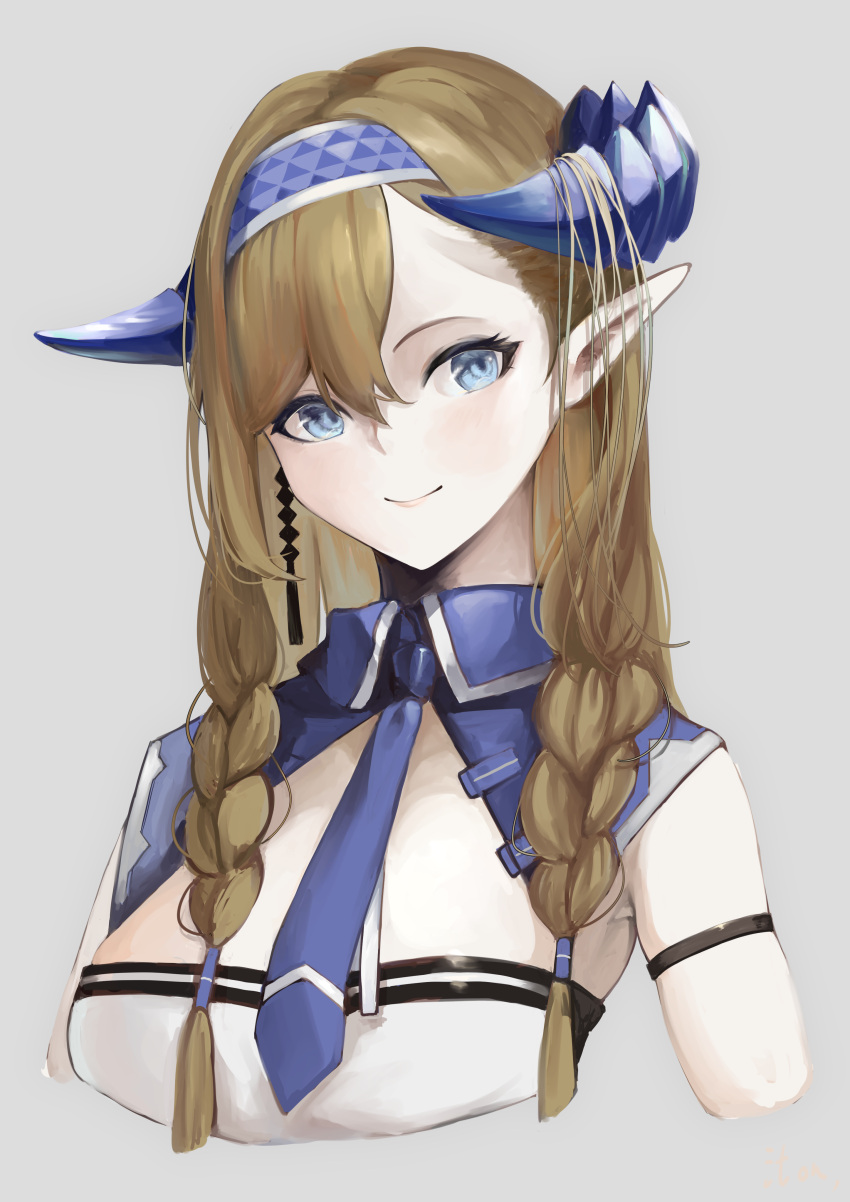 1girl absurdres arknights arm_strap bangs bare_shoulders blonde_hair blue_eyes blue_hairband blue_necktie breasts commentary cropped_torso grey_background hair_between_eyes hairband highres horns kajuu large_breasts long_hair looking_at_viewer necktie pointy_ears saileach_(arknights) shirt simple_background smile solo strapless strapless_shirt upper_body
