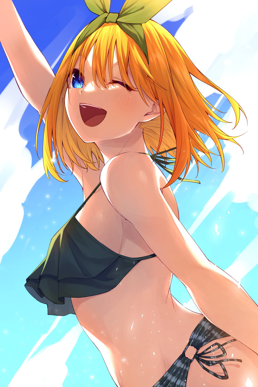 1girl ;d absurdres arm_up bare_arms bikini black_bikini blonde_hair blue_eyes bow bow_hairband breasts floating_hair go-toubun_no_hanayome green_bow green_hairband hair_bow hairband highres long_hair medium_breasts nakano_yotsuba one_eye_closed open_mouth side-tie_bikini sideboob smile solo swimsuit tamago_sando