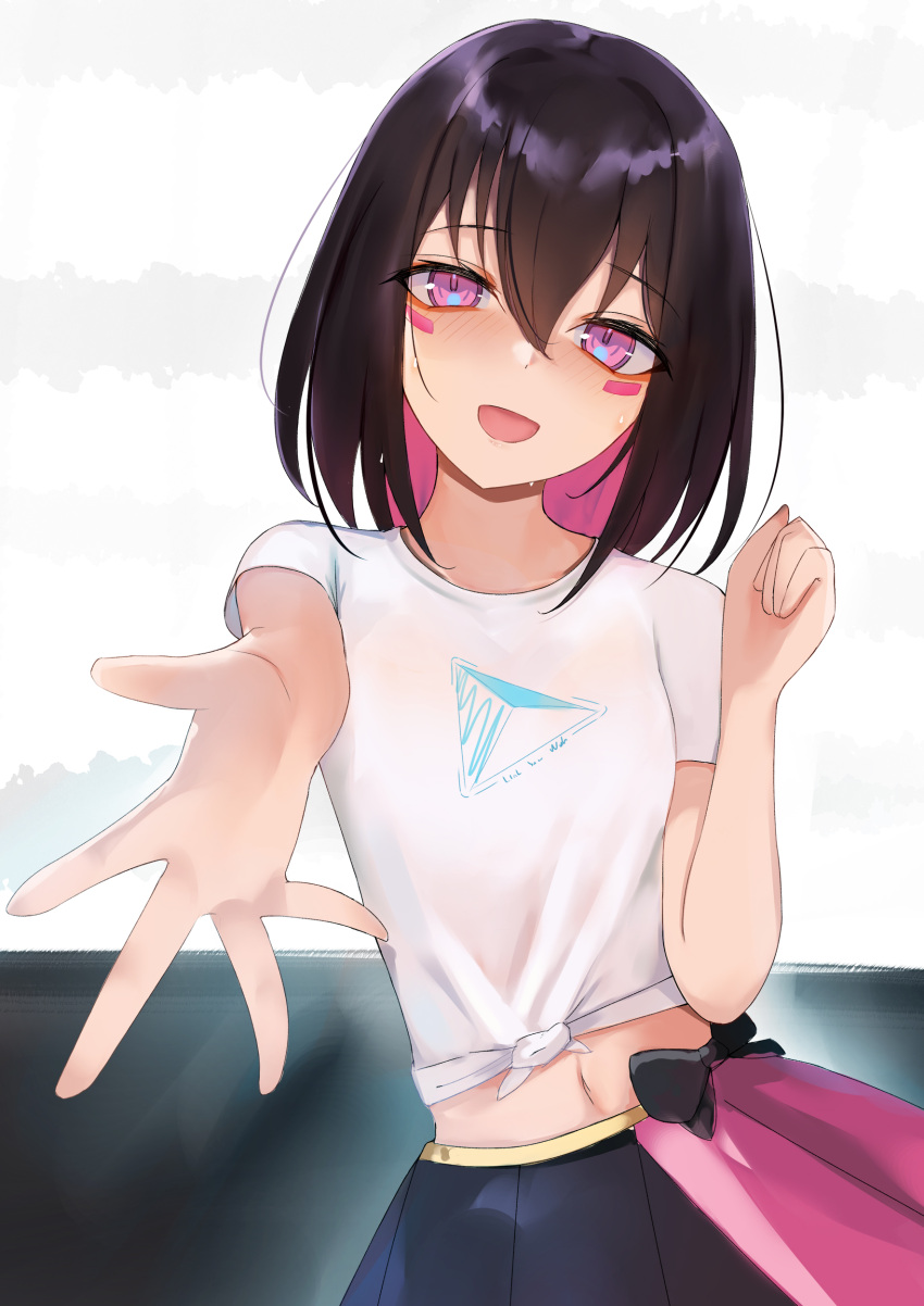 1girl :d absurdres azki_(hololive) black_hair blush colored_inner_hair facial_mark highres hololive medium_hair midriff multicolored_hair navel open_mouth outstretched_arm pink_eyes pink_hair rifufu shirt smile solo sweat tied_shirt two-tone_hair virtual_youtuber