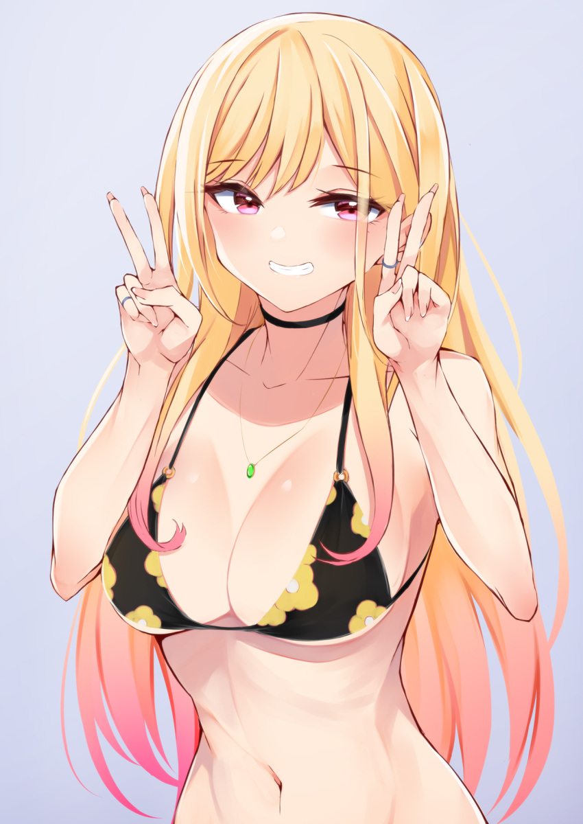 1girl bangs bare_arms bare_shoulders bikini black_bikini black_choker blonde_hair breasts choker commentary double_v eyebrows_visible_through_hair grey_background grin hands_up highres irohara kitagawa_marin large_breasts long_hair looking_at_viewer navel simple_background smile solo sono_bisque_doll_wa_koi_wo_suru stomach swimsuit upper_body v very_long_hair violet_eyes