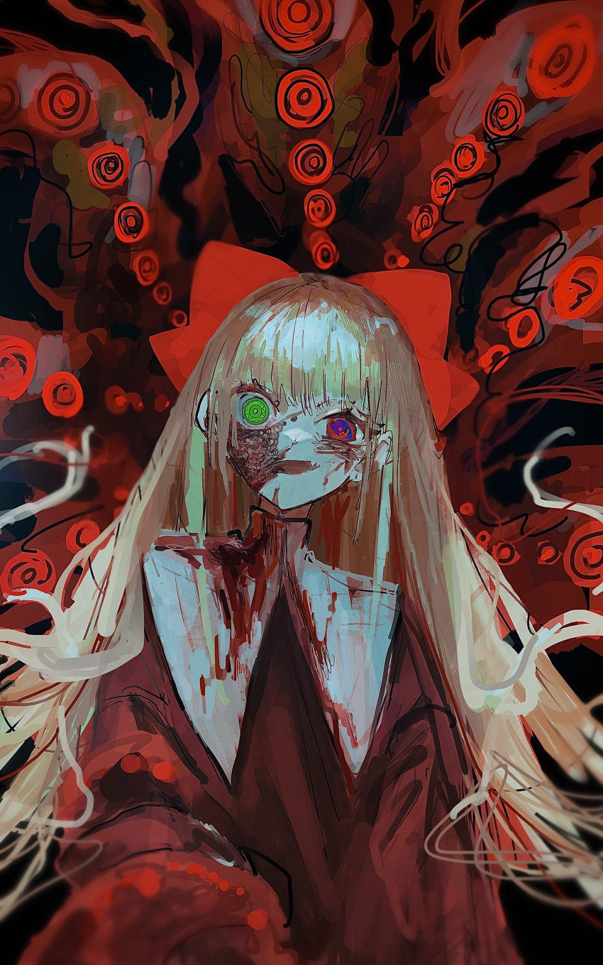 1girl absurdres bangs blonde_hair blood blood_on_clothes blood_on_face blue_eyes bow commentary fang green_eyes hair_bow heterochromia highres long_hair long_sleeves looking_at_viewer multicolored_eyes original red_background red_bow red_eyes red_shirt ringed_eyes shirt siun_5513 smile solo upper_body