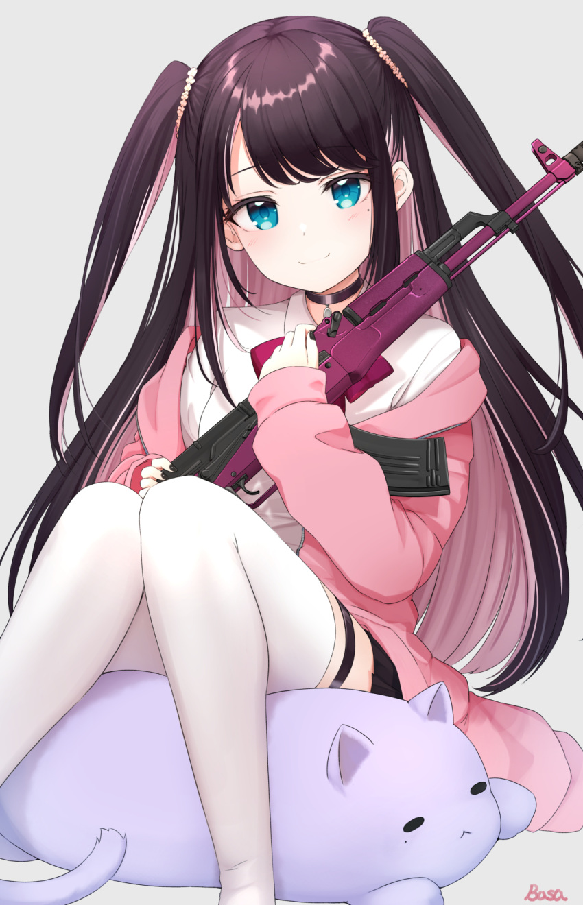 1girl ak-47 assault_rifle bangs basa_rutan black_choker black_hair black_skirt blue_eyes blush choker closed_mouth collared_shirt commentary_request eyebrows_visible_through_hair feet_out_of_frame grey_background gun highres hood hood_down hooded_jacket jacket kaga_nazuna kalashnikov_rifle knees_together_feet_apart long_hair long_sleeves looking_at_viewer mole mole_under_eye multicolored_hair object_hug off_shoulder open_clothes open_jacket pink_hair pink_jacket pleated_skirt rifle romaji_commentary shirt signature simple_background sitting skirt sleeves_past_wrists smile solo stuffed_animal stuffed_cat stuffed_toy thigh-highs two-tone_hair two_side_up very_long_hair virtual_youtuber vspo! weapon white_legwear white_shirt