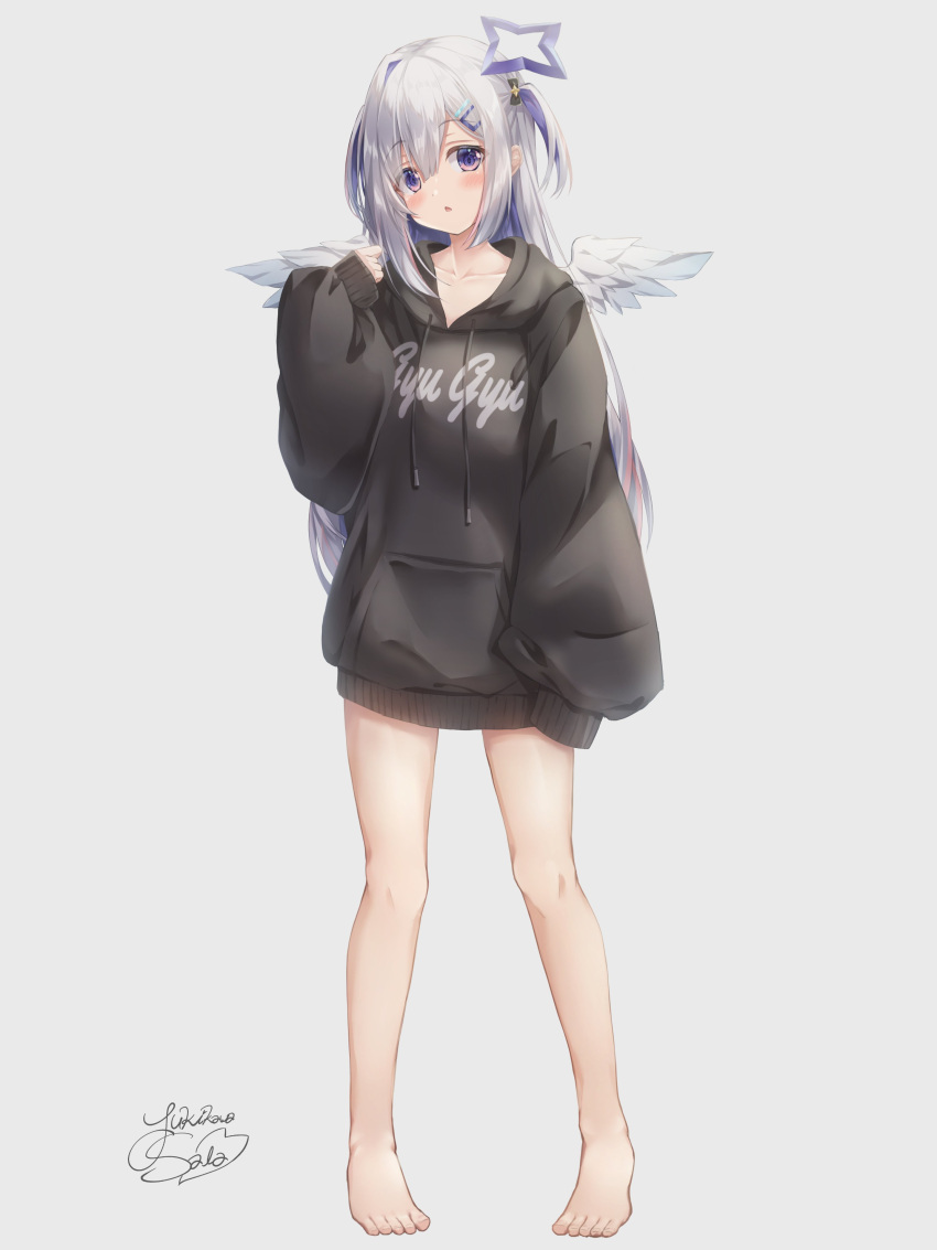 1girl absurdres amane_kanata angel angel_wings arm_at_side bare_legs barefoot black_bow black_hoodie black_ribbon blue_eyes blue_halo blush bottomless bow clothes_writing colored_inner_hair commentary_request dot_nose drawstring eyebrows_visible_through_hair full_body gradient_eyes hair_bow hair_ornament hair_ribbon hairclip halo hand_up head_tilt highres hololive hood hoodie hoodie_dress legs_apart multicolored_eyes multicolored_hair oversized_clothes pale_skin parted_lips pigeon-toed pink_eyes pink_hair ribbon sidelocks signature silver_hair simple_background single_hair_intake sleeves_past_fingers sleeves_past_wrists solo standing star_(symbol) streaked_hair toenails triangle_mouth two_side_up virtual_youtuber white_background white_wings wings yukikawa_sara