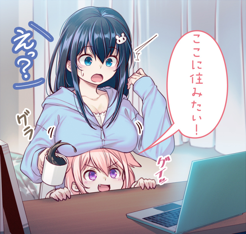 2girls 40hara bangs black_hair blue_eyes computer cup eyebrows_visible_through_hair fang fujita_ayano_(40hara) hair_flaps highres holding holding_cup indoors laptop long_hair mug multiple_girls open_mouth original pink_hair shito_miu_(40hara) sitting surprised violet_eyes yuri